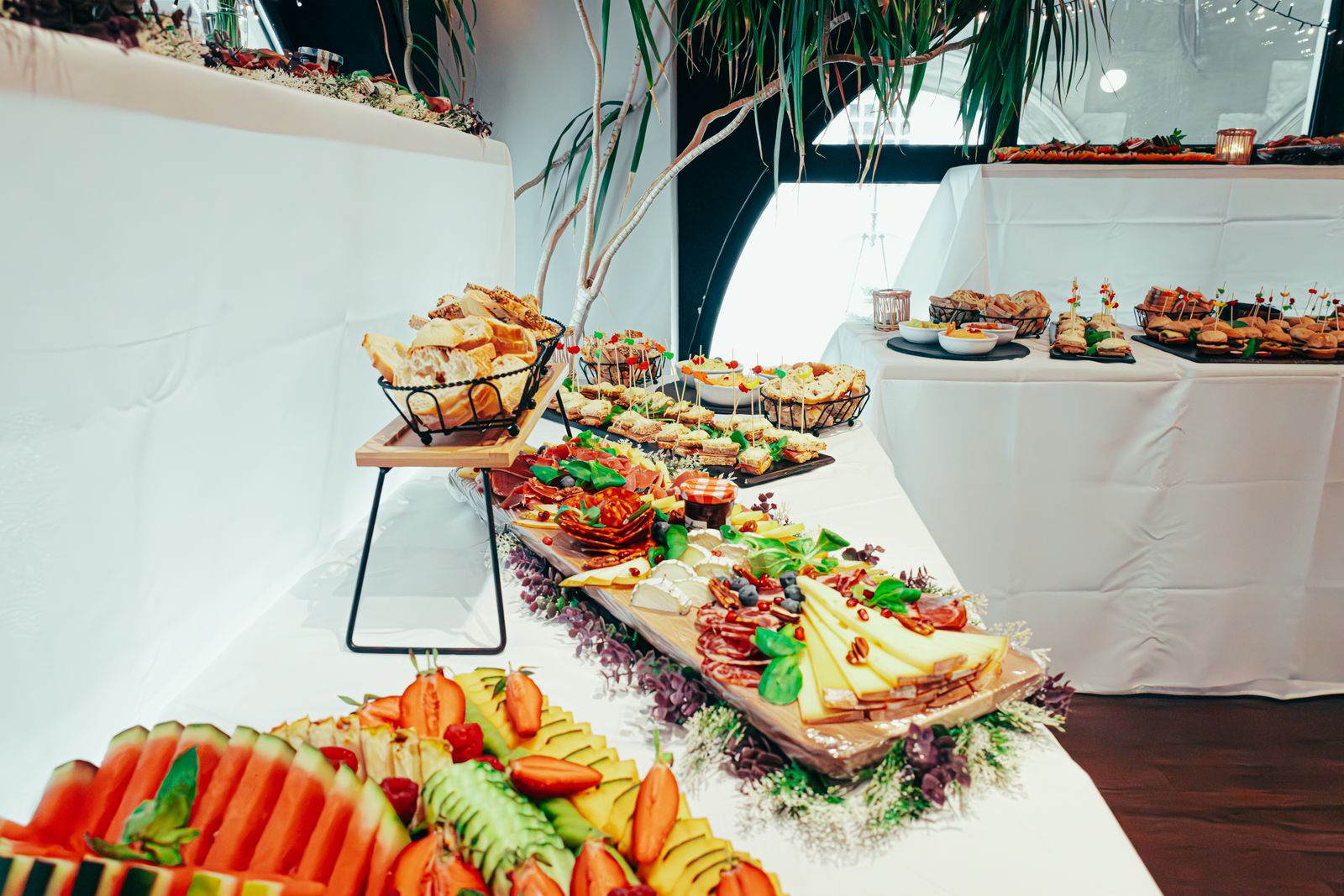 Mesa de buffet decorada com variedade de aperitivos e frutas para um evento