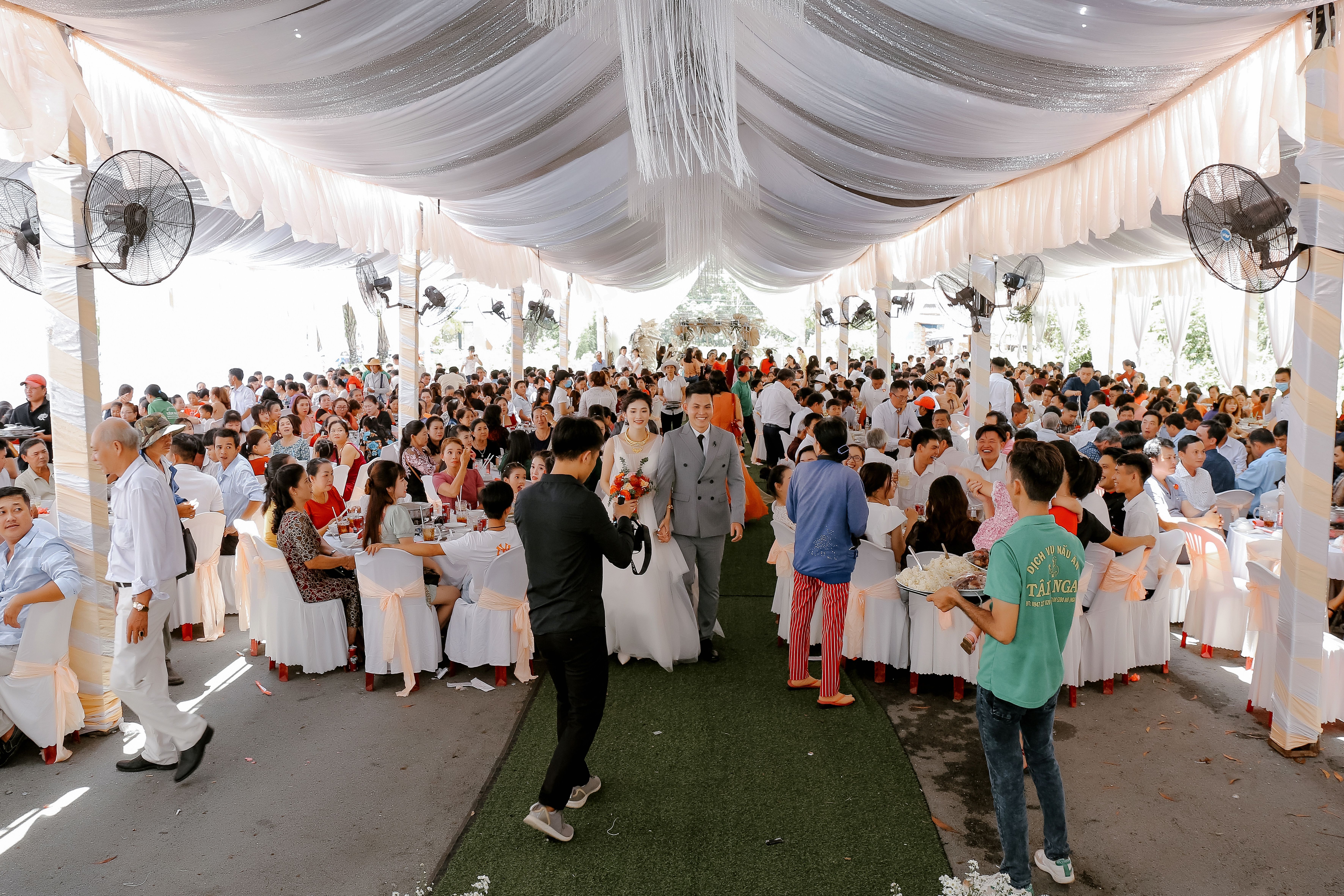 Salão de casamento lotado de convidados, ilustrando o crescimento do mercado de eventos em 2026