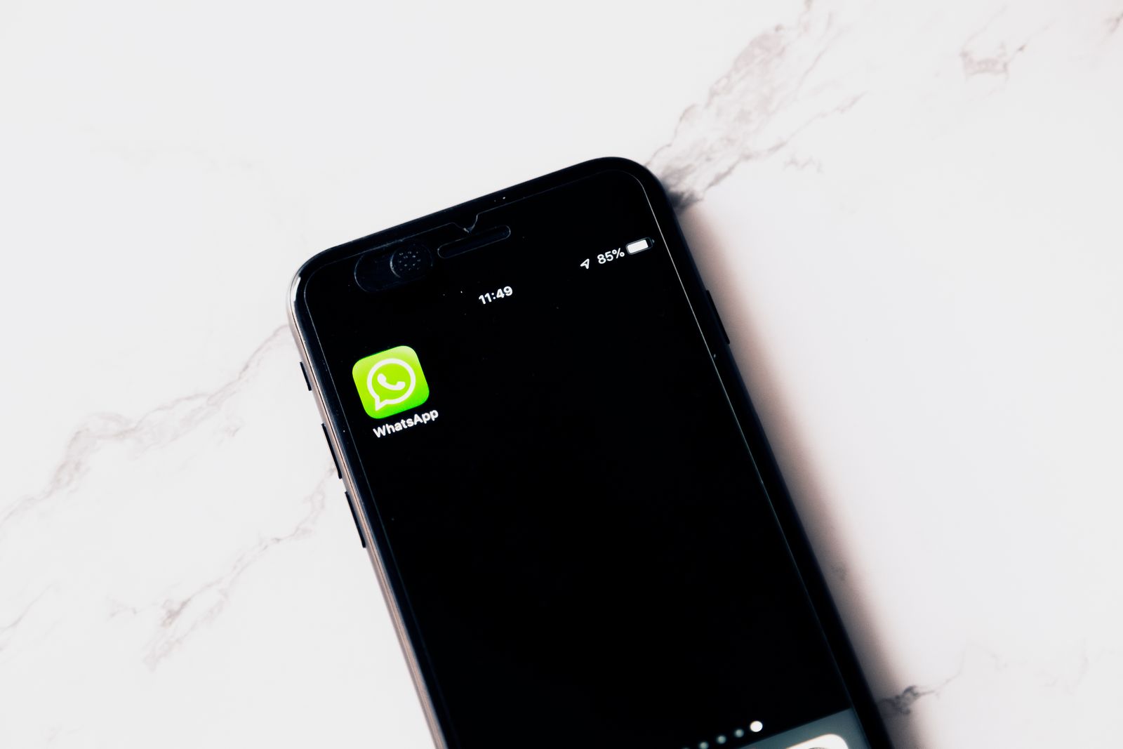 Smartphone com o aplicativo WhatsApp aberto, usado para confirmação de presença em eventos