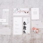 Convite de casamento e cartão de RSVP com campos personalizados sobre a mesa