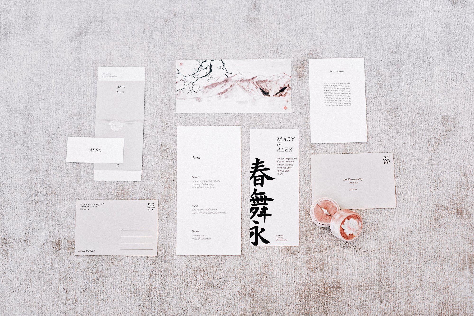 Convite de casamento e cartão de RSVP com campos personalizados sobre a mesa