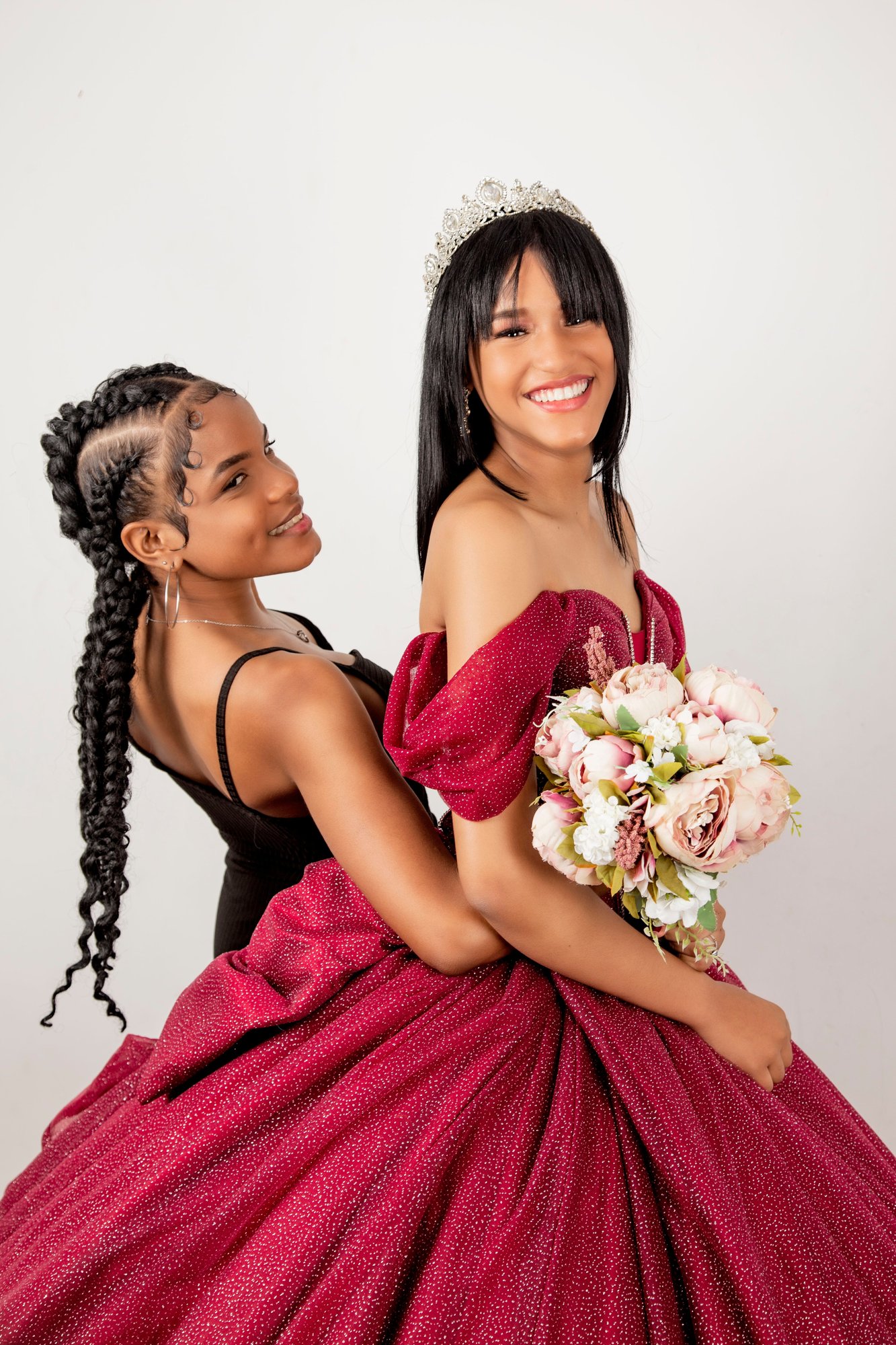Debutante e madrinha comemorando festa de 15 anos